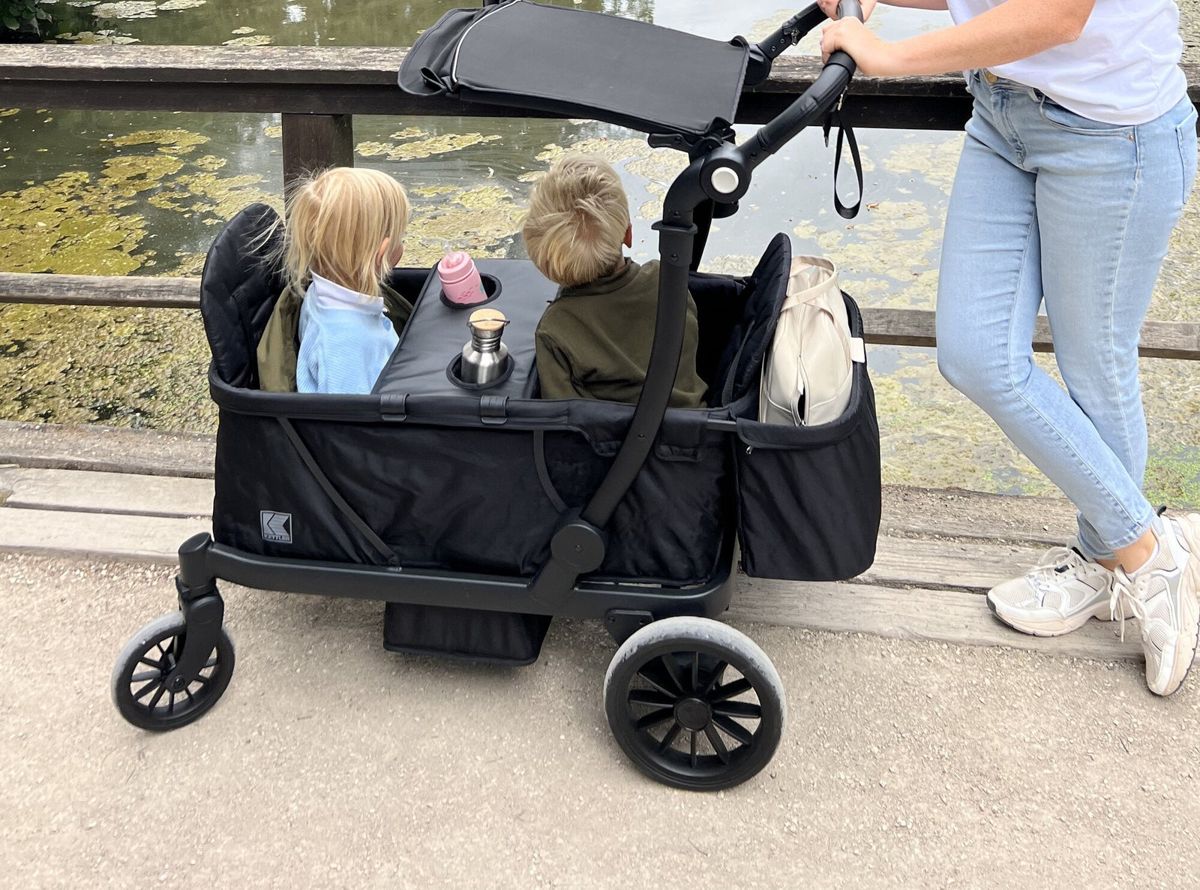 Zwei Kinder im KETTLER Bollerwagen